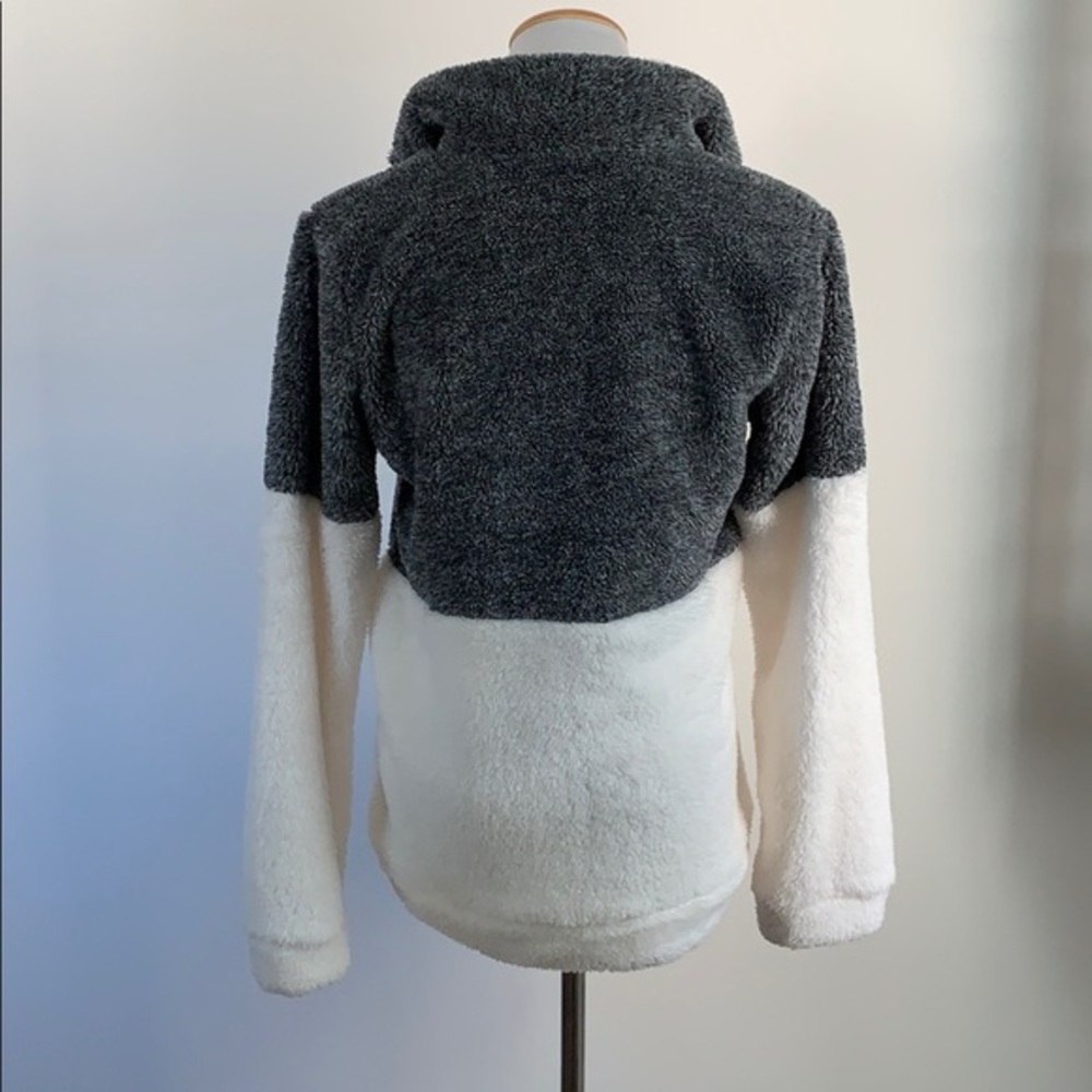 Fleece pullover size small - Picture 2 of 3